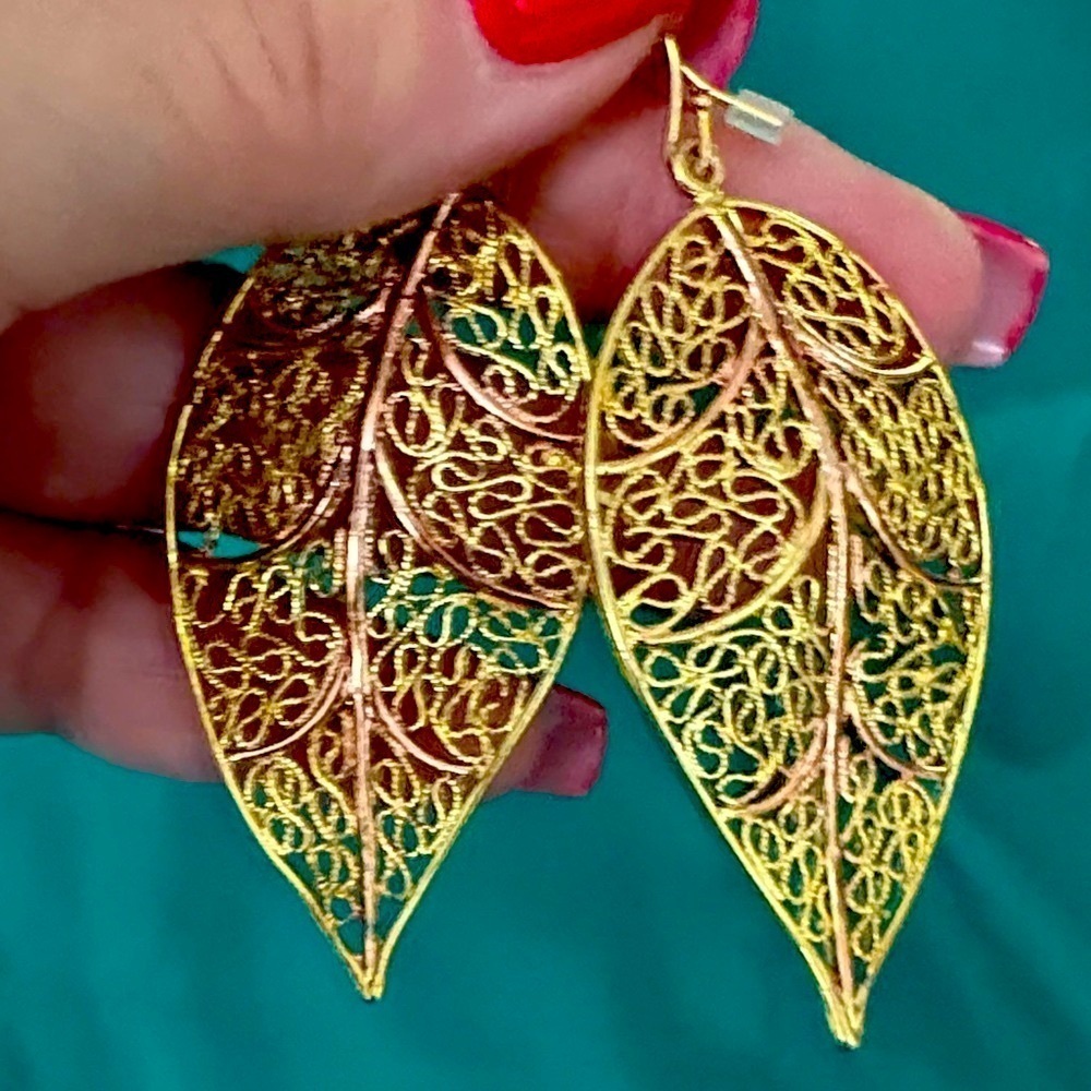 Avon Golden Gold Tone Rose Accent Leaf Dangle Earrings 2007 in box - Picture 4 of 6